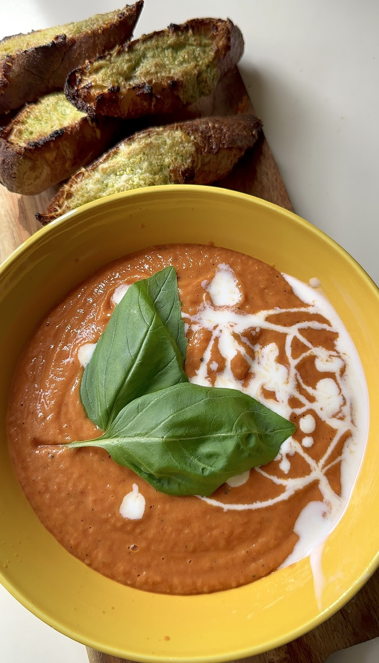 מרק עגבניות צלויות בצלים ושום